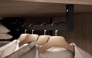 Oświetlenie garderoby bez przewodów – rozwiązanie 2 w 1 z drążkiem TERO LED
